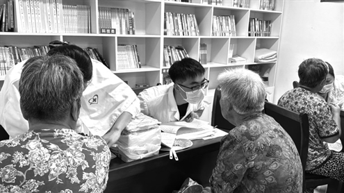 会诊活动现场,评估师给老年居民进行量表评估